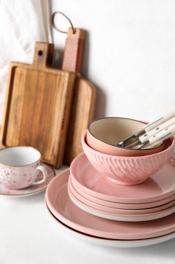 Beyaz masada farklı bulaşık takımları ve mutfak malzemeleri.