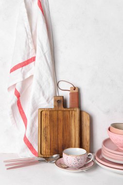 Beyaz masada farklı bulaşık takımları ve mutfak malzemeleri.