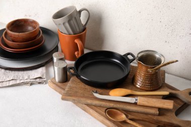 Beyaz masada farklı bulaşık takımları ve mutfak malzemeleri.