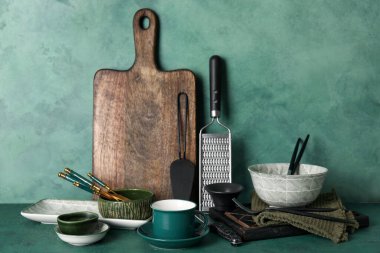 Yeşil masada farklı mutfak malzemeleri var.