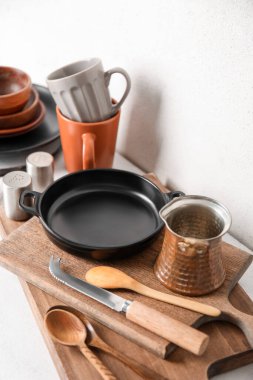 Beyaz masada farklı bulaşık takımları ve mutfak malzemeleri.