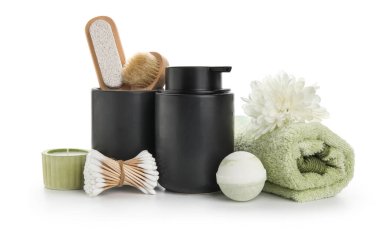 Beyaz arka planda havlusu olan banyo malzemeleri.