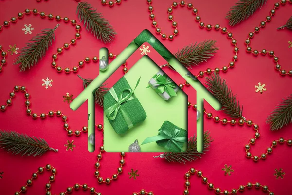 Huisvorm Met Kerstdecor Geschenken Rode Achtergrond Begrip Vastgoed — Stockfoto