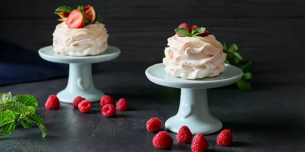 Efterrätt Står Med Välsmakande Pavlova Kakor Mörk Bakgrund — Stockfoto