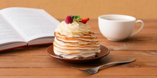 Gustosa Torta Pavlova Sul Tavolo Legno — Foto Stock