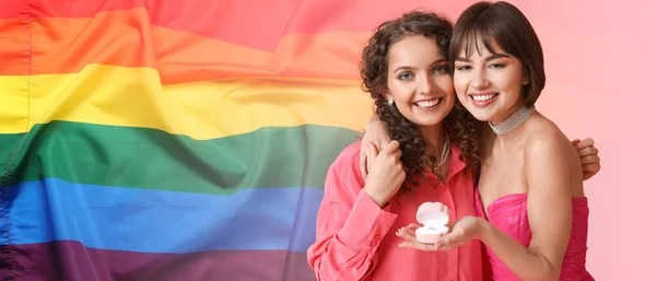 Kolaż Młodą Zaręczoną Parą Lesbijek Flagą Lgbt — Zdjęcie stockowe