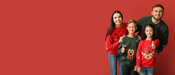 Glückliche Familie Weihnachtspullis Auf Rotem Hintergrund Mit Platz Für Text — Stockfoto
