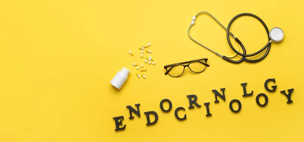 Palabra Endocrinología Estetoscopio Anteojos Pastillas Sobre Fondo Amarillo Con Espacio —  Fotos de Stock