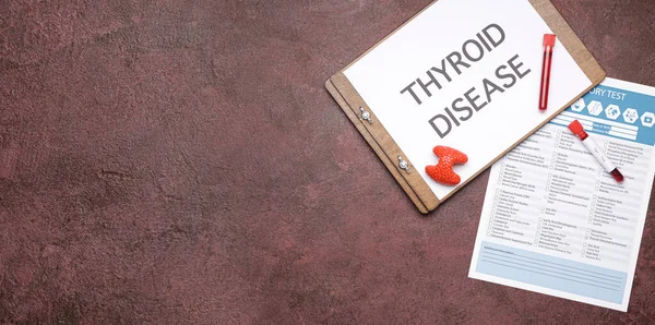 テキスト付きクリップボード Thyroid Disease Laboratory Test Form Blood Sample Brown Background — ストック写真