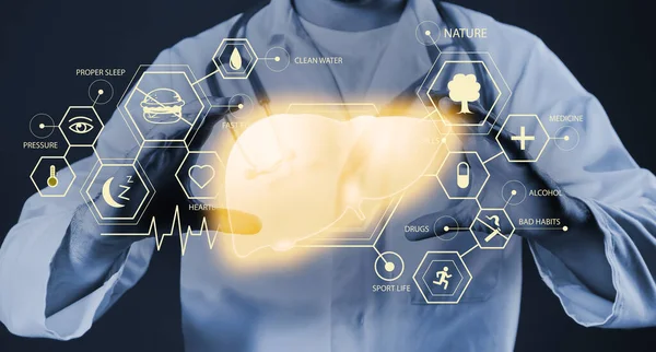 肝臓と暗い背景に仮想画面上のさまざまなアイコンを持つ医師 — ストック写真