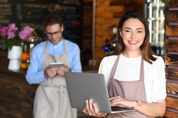 Beautiful Business Owner Working Laptop Her Cafe — Stock Photo, Image