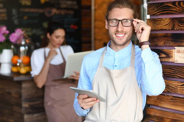 Bonito Empresário Com Computador Tablet Seu Café — Fotografia de Stock