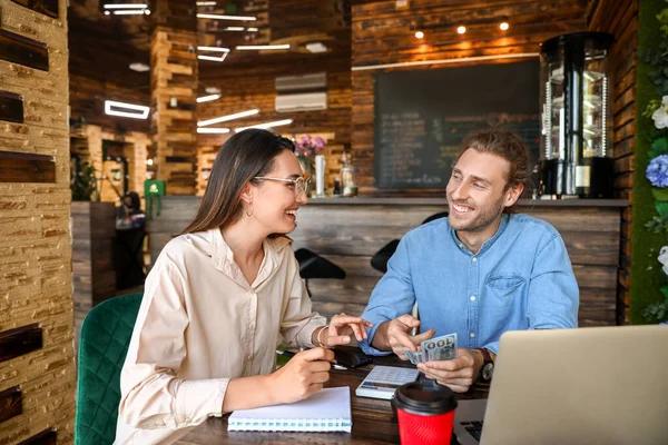 Jovens Empresários Que Trabalham Mesa Seu Café — Fotografia de Stock