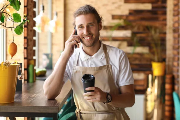 Kahve Fincanı Olan Yakışıklı Bir Işadamı Kafesinde Cep Telefonuyla Konuşuyor — Stok fotoğraf