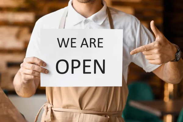 Homem Empresário Apontando Para Sinal Abertura Seu Café Close — Fotografia de Stock