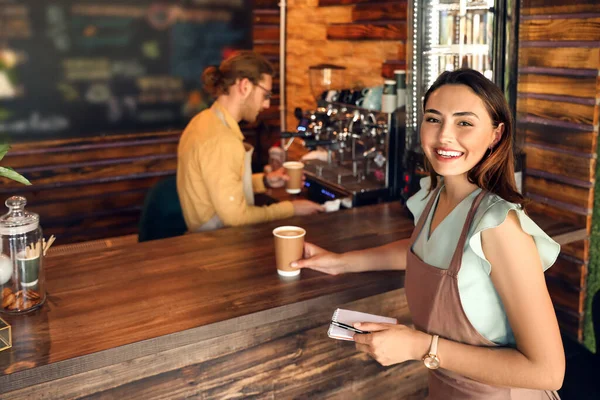 Mooie Ondernemer Met Notebook Kopje Koffie Haar Cafe — Stockfoto