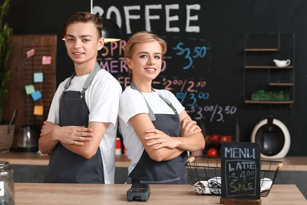 Jonge Barista Werken Café — Stockfoto