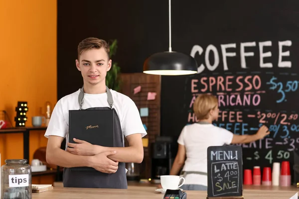 Jonge Mannelijke Barista Met Menu Cafe — Stockfoto