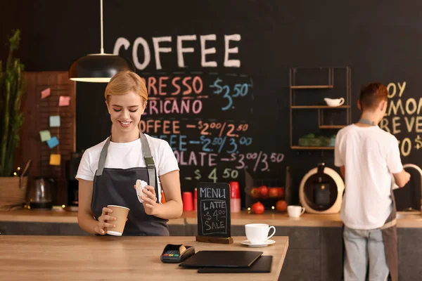 Jovem Barista Feminina Com Xícara Café Café — Fotografia de Stock