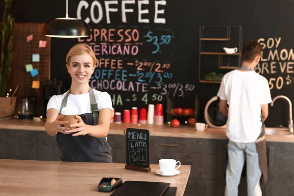 Jonge Vrouwelijke Barista Met Kopje Koffie Cafe — Stockfoto