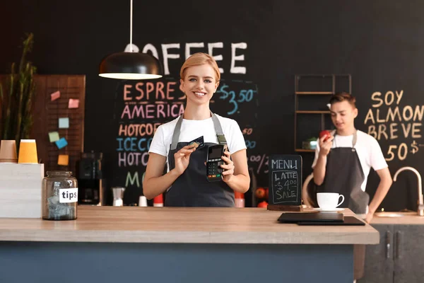 Jonge Vrouwelijke Barista Met Creditcard Betaalterminal Café — Stockfoto