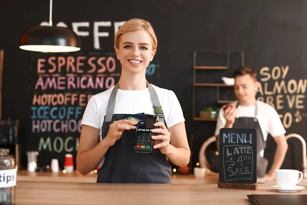 Jonge Vrouwelijke Barista Met Creditcard Betaalterminal Café — Stockfoto