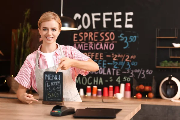 Jonge Vrouwelijke Barista Wijzend Schoolbord Met Menu Café — Stockfoto