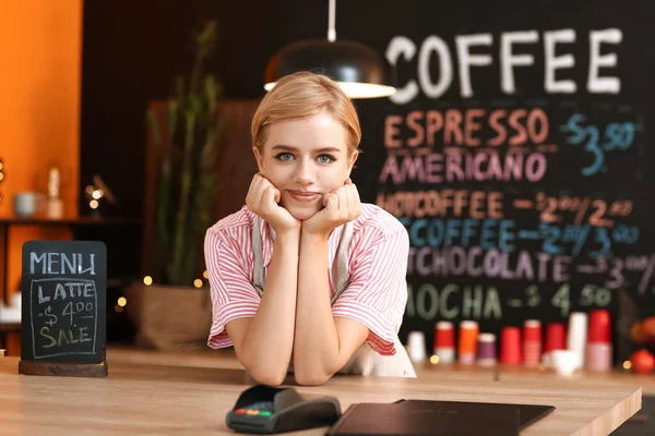 Jonge Vrouwelijke Barista Aan Tafel Cafe — Stockfoto