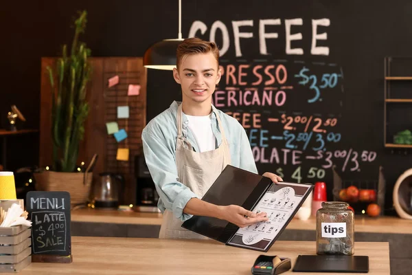 Bonito Barista Com Menu Café — Fotografia de Stock