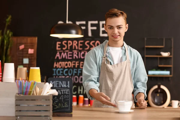 Snygg Barista Med Kopp Kaffe Caféet — Stockfoto
