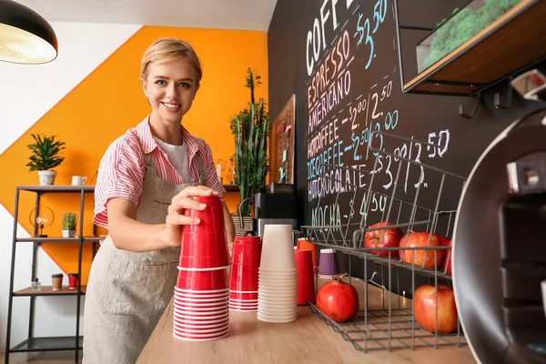 Vrouwelijke Barista Aan Het Werk Café — Stockfoto