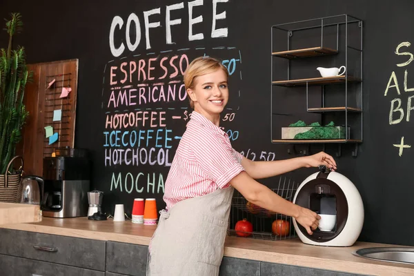 Prachtige Barista Koffie Zetten Café — Stockfoto