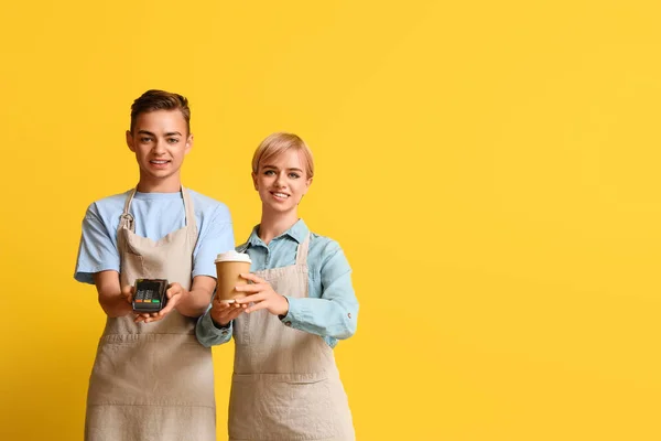 Jonge Barista Met Betaalterminal Kopje Koffie Gele Achtergrond — Stockfoto
