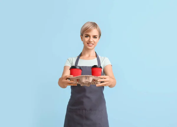 Vrouwelijke Barista Met Kopjes Koffie Blauwe Achtergrond — Stockfoto
