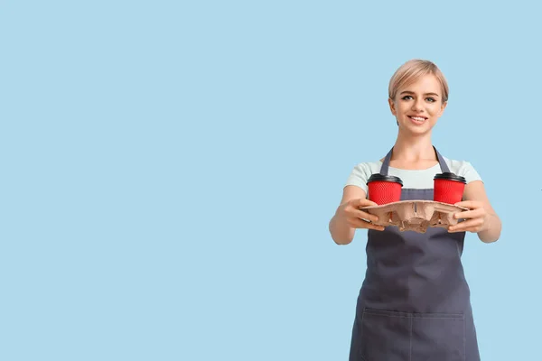 Vrouwelijke Barista Met Kopjes Koffie Blauwe Achtergrond — Stockfoto