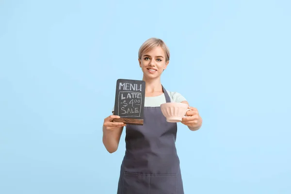 Žena Barista Šálkem Kávy Menu Modrém Pozadí — Stock fotografie