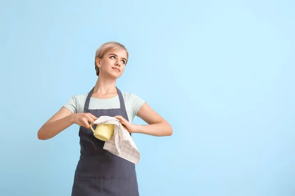 Kobieta Barista Kubkiem Serwetką Niebieskim Tle — Zdjęcie stockowe