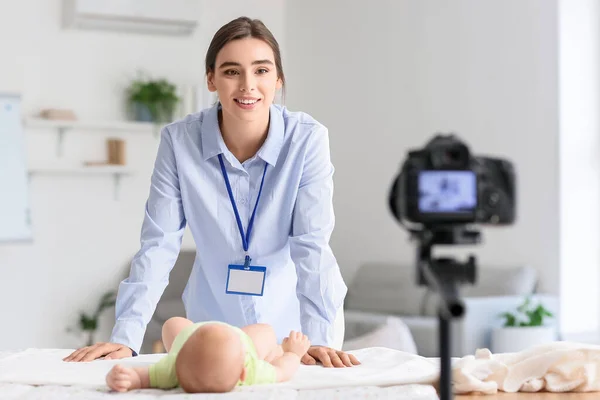 Mujer Joven Con Pequeño Curso Grabación Vídeo Bebé Casa —  Fotos de Stock