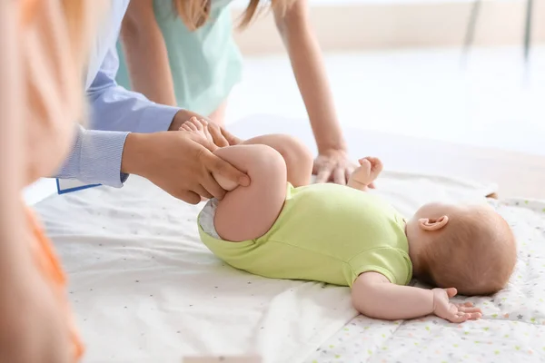 Vrouwelijke Spreker Onderwijs Zwangere Moeders Hoe Swaddle Baby Cursus Close — Stockfoto