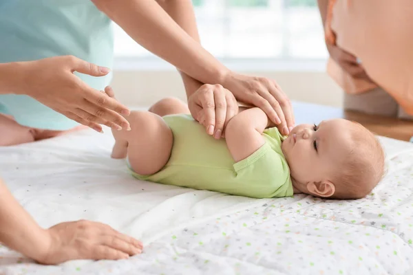 Female Speaker Teaching Expectant Mothers How Swaddle Baby Course Closeup — Stock Photo, Image