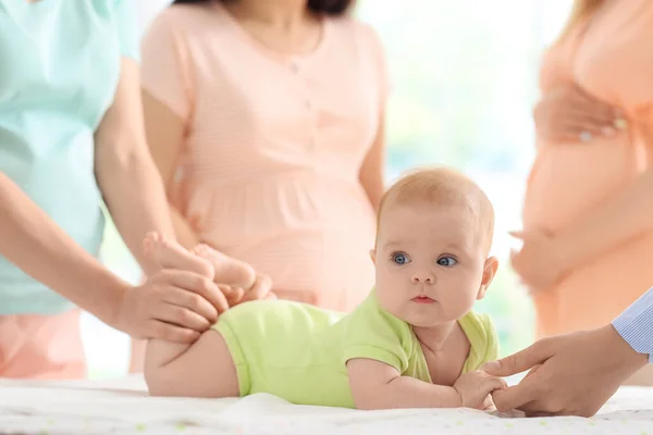 Vrouwelijke Spreker Onderwijs Zwangere Moeders Hoe Swaddle Baby Cursus Close — Stockfoto