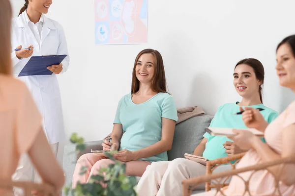 Female Doctor Expectant Mothers Course — Stock Photo, Image