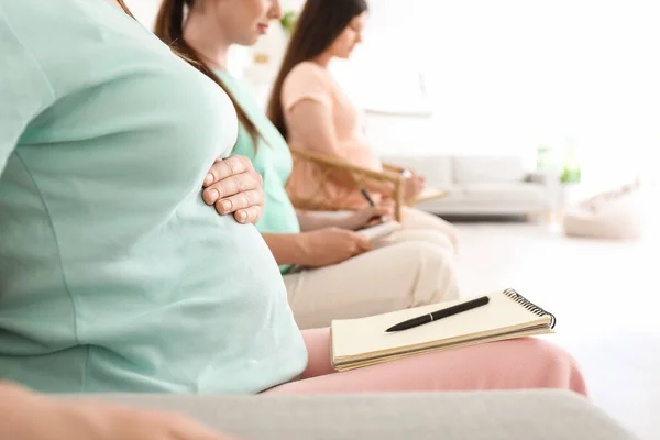 Беременные Женщины Блокнотами Курсе Будущих Мам Крупным Планом — стоковое фото