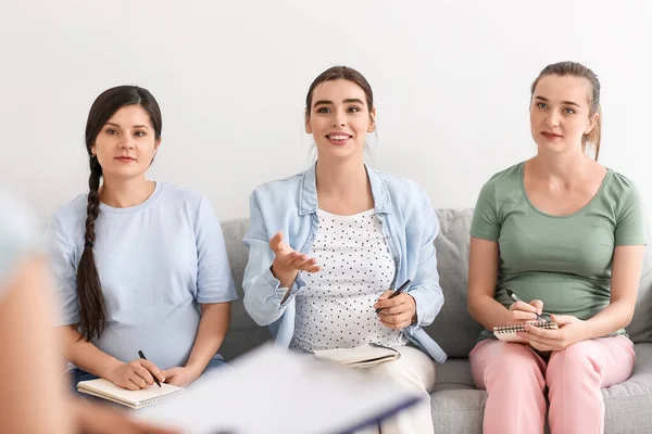 Mujeres Embarazadas Jóvenes Con Cuadernos Sentados Sofá Curso Para Las — Foto de Stock