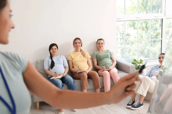 Jovens Grávidas Com Cadernos Sentados Sofá Curso Para Gestantes — Fotografia de Stock