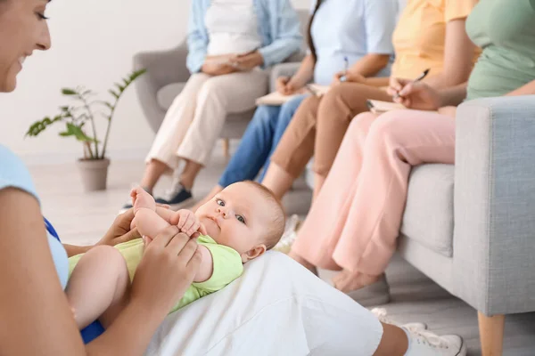 Kvinnlig Högtalare Med Liten Baby Ger Kurs För Blivande Mödrar — Stockfoto