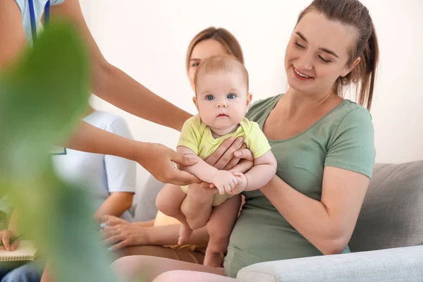 Vrouwelijke Spreker Met Weinig Baby Geven Cursus Voor Aanstaande Moeders — Stockfoto