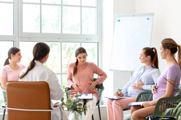 Mujeres Embarazadas Jóvenes Con Portapapeles Curso Para Las Mujeres Embarazadas — Foto de Stock