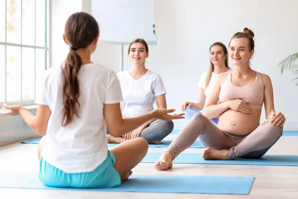 Jóvenes Embarazadas Haciendo Yoga Con Entrenador Gimnasio —  Fotos de Stock