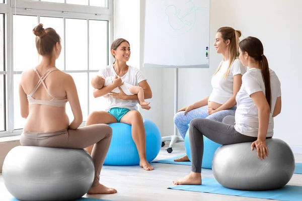 Entrenador Femenino Con Bebé Mujeres Embarazadas Entrenando Gimnasio — Foto de Stock